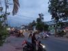 Anggota polsek Wanasaba Mengatur lalu lintas Di Simpang empat Wanasaba Pada Saat Menjalankan Sholat Magrib Berjamaah