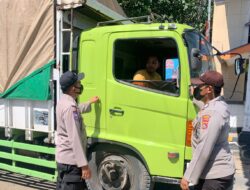 Anggota Polsek Kawasan Pelabuhan Poto Tano Pantau Gerai Vaksin Dan Posko PPKM