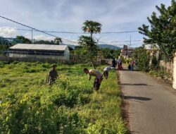 Bersihkan Jalan Lingkungan Bhabinkamtibmas Goa Lakukan Gotong Royong