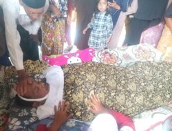 Diduga Penyakit Jantung Sopir Dum Truk Meninggal Dunia Saat Angkut Pasir Polsek Pringgarata Olah TKP