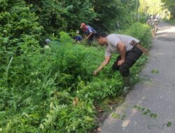 Bhabinkamtibmas Bersama Warga Gotong Royong Bersihkan Saluran Air di Lingkungan Telaga Bertong KSB.