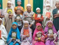 Bhabinkamtibmas Polsek Labuhan Sumbawa Sempatkan Waktu Ajari Anak-anak Mengaji