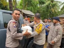 Kapolres Loteng Turun Langsung Bantu Warga Terdampak Banjir Di Pujut