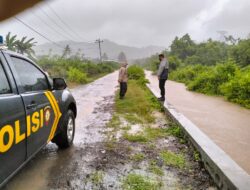 Patroli Daerah Rawan Banjir Anggota Polsek maluk Melakukan Hal Ini