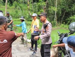 Kapolsek Kopang Bersama Jajaran Terjun Langsung Bantu Pengerjaan Jembatan