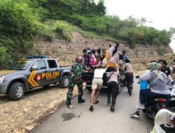 Potret Polres Bima Kota Humanis Bantu Dorong Mobil Pengunjung Kawasan Wisata Lariti Mogok di Tanjakan