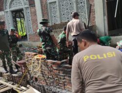 Polsek Praya Tengah Bersama TNI Dan Masyarakat Lakukan Gotong Royong
