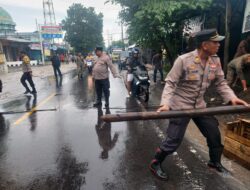 Personil Polsek Pringgabaya Bantu Pedagang Terdampak Banjir Akibat Hujan Deras