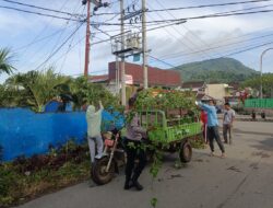 Ciptakan Rasa Kebersamaan Warganya, Bhabinkamtibmas Kelurahan Arab Kenangan Lakukan Gotong Royong