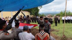 Penghormatan Terakhir, Kapolres Sumbawa Pimpin Upacara Pemakaman Anggotanya