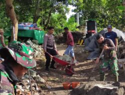 Polsek Jonggat Bersama TNI Lakukan Gotong Royong Bangun Rumah Rukiyah