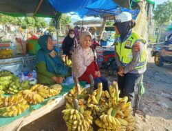 Personil Sat Lantas Polres Bima Kota Sambangi Emak-Emak di Pasar Amahami