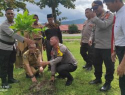 Police Goes to School”Kapolres Bima Kunjungi SMAN 1 Woha Laksanakan Penanaman Pohon