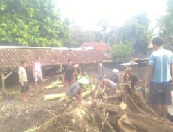 Pasca Banjir, Polsek Tambora Bersama Masyarakat Laksanakan Gotong-royong