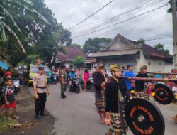 Demi Kelancaran Kegiatan Adat Nyongkolan, Bhabinkamtibmas Lakukan Pengamanan