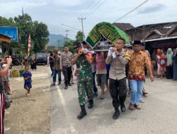 Kapolsek Taliwang KSB Antar Pemakaman Jenazah Korban Kecelakaan Maut Travel Pancasari