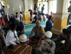 Sebelum Pelaksanaan Sholat Jum’at Bhabinkamtimas Desa Rada Gelar Jum’at Curhat