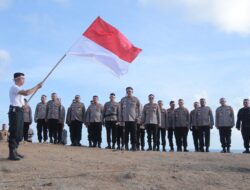 Ritual di Bukit Seger, Polda NTB Bentangkan Bendera Merah Putih Raksasa di Bukit 360 Sirkuit Mandalika