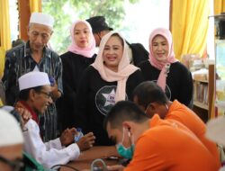 Mom’s DL ’89 Gelar Bakti Sosial dan Bakti Kesehatan di Lombok