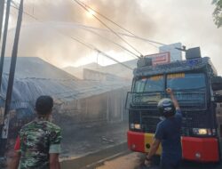 Brimob NTB Turun Tangan Bantu Padamkan Kebakaran Toko di Sumbawa
