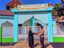Wujud Hadirnya Polri, dan Memakmurkan Masjid Bhabinkamtimas Polsek Soromandi Bagikan Kain Sarung, Buku Iqro dan Parfum Kasturi Gratis