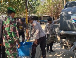 Anggota Sat Samapta Polres Sumbawa Barat Distribusikan Air Bersih Kepada Masyarakat Kawasan Pelabuhan Poto Tano