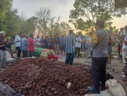 Peduli Kedukaan, Personel Polsek Ropang Bantu Pemakaman Warga