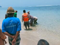 Polsek Praya Barat Bersama Basarnas Evakuasi WNA Tenggelam Di Pantai Torok.