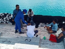 Personil Sat Polairud Polres Loteng Sambangi Masyarakat Pesisir Pantai Awang