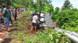 Dengan Sigap Anggota Polsek Sembalun Evakuasi Kecelakaan Tunggal di Bilo Petung