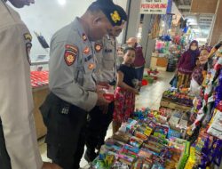 Gelar Razia, Polres Sumbawa Sita Ratusan Petasan Dari Pedagang