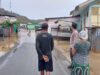 Bhabinkamtibmas Poto Tano Pantau dan Bantu Warga Terdampak Banjir Akibat Intensitas Hujan Deras