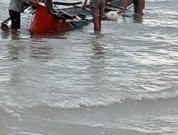 Tim Gabungan Dibantu Masyarakat Lakukan Pencarian Korban Tenggelam Di Pantai.
