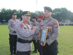 Kapolda NTB Beri Penghargaan Personel Berprestasi dan PTDH Personil Langgar Kode Etik