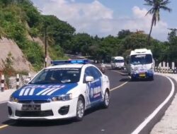 Polres Lombok Utara Beri Pelayanan Pengawalan Lalu Lintas untuk Rombongan Bus Kegiatan Agama Hindu