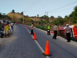Sat Lantas Polres Bima Kota Olah TKP Laka Lantas Tunggal Bus Mini di Lambu, Kab. Bima