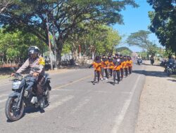 Polsek Plampang Lakukan Pengamanan & Gatur Lalin Perlombaan Gerak Jalan Tingkat SD