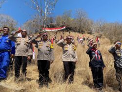 Kapolres Bima Kota Pimpin Pengibaran Ratusan Sang Saka Merah Putih di Puncak Pulau Kambing