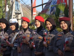 Persembahan Mawar Merah Tanda Cinta Buat Pengendara dari Polwan di HUT ke-76