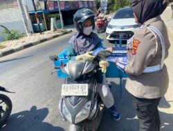 Sat Lantas Polres Sumbawa Barat Berikan Edukasi dan Bagikan Brosur Imbauan Keselamatan Berlalulintas