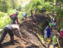 Wujud Polri Peduli, Bhabinkamtibmas Desa Nipa Gotong Royong Bersihkan Saluran Irigasi Bersama Warga
