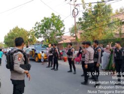 Personel OMP Rinjani 2024 Polres Bima Kota Laksanakan Pengamanan Kampanye Blusukan Paslon