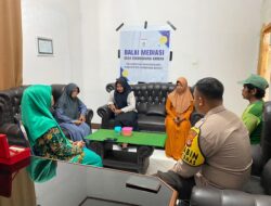 Bhabinkamtibmas Sekongkang Bawah manfaatkan Balai Mediasi selesaikan masalah warga binaannya