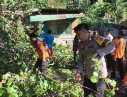 Bhabinkamtibmas dan Masyarakat Gotong Royong Tanggulangi Pohon Tumbang di Kelurahan Dalam