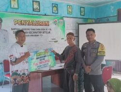 Bhabinkamtibmas Desa Seran Dampingi Masyarakat Penerima BLT-DD