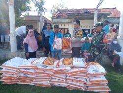 Mendukung Program ketahanan pangan Bhabinkamtibmas Desa Senayan Dampingi Penyaluran Bantuan Bibit Jagung kepada Kelompok Tani