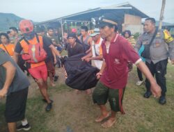 Polres Loteng Bersama Basarnas Evakuasi Mayat di Pantai Are Guling.