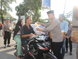 Ramadan Berkah, Kapolres Lombok Tengah Bagikan Takjil kepada Masyarakat