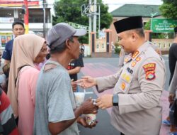 Polresta Mataram Bagikan Takjil untuk Masyarakat