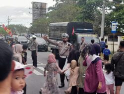 Puncak Lebaran Topat di Loang Baloq Padat Merayap, Personel Polda NTB Turun Atur Lalu Lintas dan Amankan Lokasi
